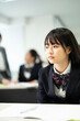 © Paylessimages - 教室で勉強している制服の高校生