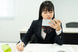 © Paylessimages - 教室でスマートフォン使用している制服の高校生