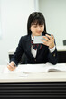 © Paylessimages - 教室でスマートフォン使用している制服の高校生