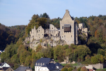 Canvas Print - Fels in Luxemburg mit Burg Larochette