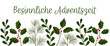 Besinnliche Adventszeit – Schriftzug in deutscher Sprache. Grußkarten mit weihnachtlichen Zweigen und Beeren.
