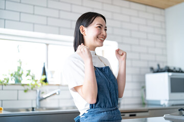 Canvas Print - ガッツポーズするエプロンをつける女性