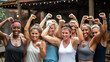 © BONI - Mujeres sonriendo en grupo con los brazos en alto demostrando estilo de vida fitness