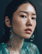 Portret azjatyckiej dziewczyny z pięknymi szklanymi kolczykami - prezentacja biżuterii - Portrait of an Asian girl with beautiful glass earrings - jewelry presentation - AI Generated