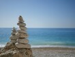 Steintürme am griechischen Strand