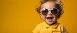 Gelbe Akzente: Nahaufnahme des Gesichts eines lustigen Babys
