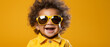 Modisches Babygesicht: Lustiges Kind mit großer Sonnenbrille