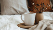 Kubek kawy na podstawce w łóżku pastelowe poduszki, naturalność o poranku
