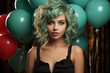 Zielone Falowanie: Dziewczyna z wyrazistym makijażem i zielonymi włosami. Jej intensywne spojrzenie podkreśla indywidualność, a tło z kolorowymi balonami dodaje lekkości tej kompozycji.