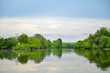 Fluss Main und Mainburghausersee mit Spiegelung im Wasser und grünen Bäumen im Sommer, Haßfurt, Franken, Bayern, Deutschland	