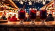 Roter Glühwein im Glas auf dem Weihnachtsmarkt