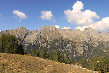 Wall Mural - Bergkette über Preda Rossa (Val Masino, Bernina-Alpen); Blick von Süden auf Cima d' Arcanco (2714 m), Cima degli Alli (2721 m) und Pizzo Vicima (2853 m)