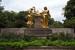 Goldener Brunnen im Landschaftsgarten Bürgerwiese (Mozartbrunnen), Dresden, Deutschland, Europa, drei Grazien