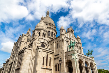 Wall Mural - Basilica of the Sacred Heart at Montmartre hill in Paris, France