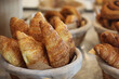 croissant assados para o café da manha dourados e crocantes separado em porcoes