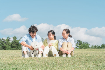 Poster - 犬・ペットと遊ぶ家族・ファミリー（飼い主・両親と子供・3人）
