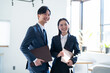 © ponta1414 - オフィスで微笑む若手ビジネスマン2人