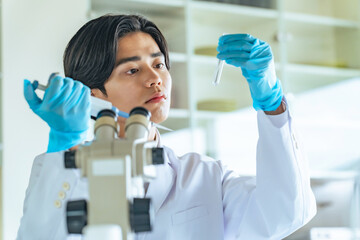 Poster - 研究室で実験する研究者
