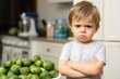 Junge hasst Rosenkohl. Ein Kind ist verärgert über Rosenkohl zum Essen. Kleinkind mag kein Rosenkohl essen. 