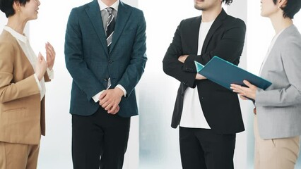 Aufkleber - オフィスで会話するビジネスパーソンのグループ