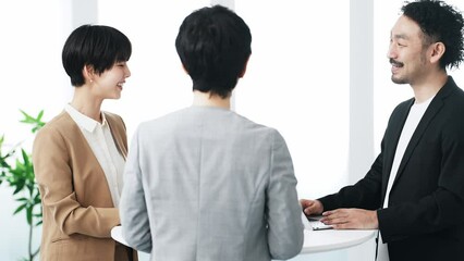 Aufkleber - パソコンを見ながら話すビジネスパーソンのグループ