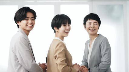 Poster - 笑顔で振り返るビジネスパーソンのグループ