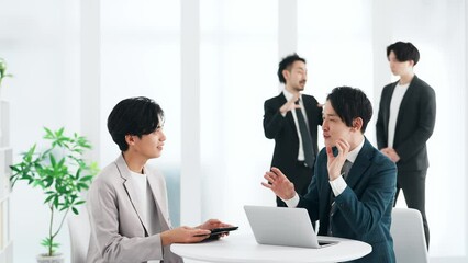 Aufkleber - オフィスで会話するビジネスマン