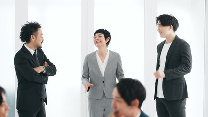 Aufkleber - オフィスで会話するビジネスパーソンのグループ