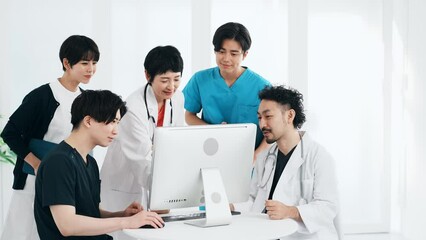 Aufkleber - パソコンを見ながら話す医療従事者　医師　看護師