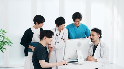 Aufkleber - パソコンを見ながら話す医療従事者　医師　看護師