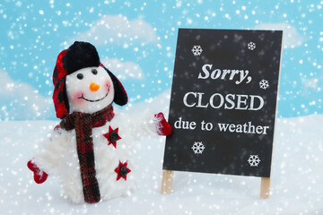 Wall Mural - Sorry closed due to weather on chalkboard with a snowman with snow