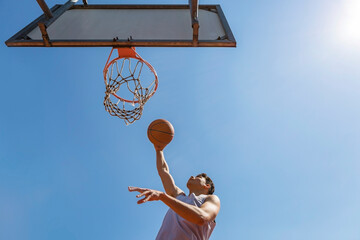 Wall Mural - Young man throwing the basketball