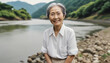 川沿いで微笑む老女。日本、アジア、シニア