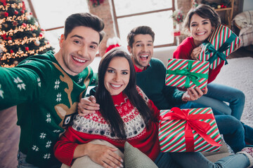 Canvas Print - Portrait of excited fellows make selfie sit couch hold christmas giftbox enjoy festive atmosphere house indoors