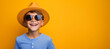 Un beau petit garçon heureux et souriant, arrière-plan coloré uni, image avec espace pour texte.