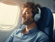 Mann sitzt entspannt im Flufzeug mit Kopfhörer und geschlossenen Augen