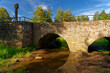  Historische Bogenbrücke über den Flusslauf der Thulba in der Gemeinde Thulba, Landkreis Bad Kissingen, Unterfranken, Franken, Bayern, Deutschland