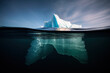 iceberg à la dérive vu au niveau de la surface de l'océan découvrant ainsi la partie immergée