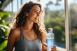 Femme tenant une bouteille d'eau pour boire pendant ou après le sport