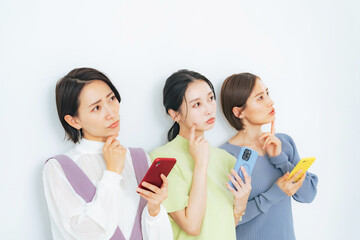 Aufkleber - スマホを見ながら考えるミドル女性グループ