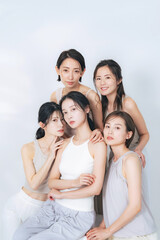 Leinwandbilder - ナチュラルカラーの衣装を着たミドル女性グループの美容イメージ　スキンケア　コスメ