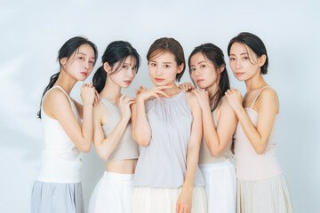 Leinwandbilder - ナチュラルカラーの衣装を着たミドル女性グループの美容イメージ　スキンケア　コスメ