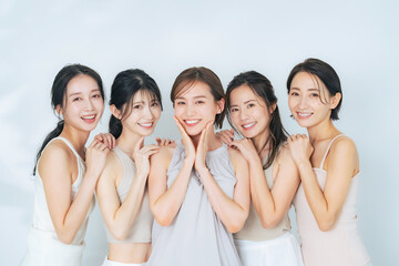 Poster - ナチュラルカラーの衣装を着たミドル女性グループの美容イメージ　スキンケア　コスメ