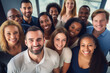 © DIVERSITY - Funcionários felizes se reúnem para mostrar a beleza da diversidade, diferentes origens e culturas no local de trabalho.