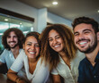 © DIVERSITY - Funcionários felizes se reúnem para mostrar a beleza da diversidade, diferentes origens e culturas no local de trabalho.