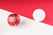 décoration de noël, boule rouge avec flocon de neige blanc, sur fond blanc et rouge