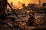 Fototapeta  - Smutny samotny pluszowy miś siedzący na zgliszczach zniszczonego wojną miasta. 