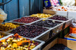 Verschiedene Arten von Trockenfrüchten werden auf dem Carmel-Markt in Tel Aviv-Jaffa angeboten