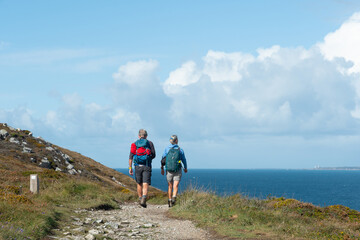 Poster - Groupe de randonneurs sur le GR34 presqu'île de Crozon-Bretagne France