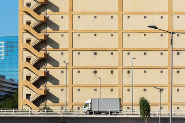 Aufkleber - Exterior of high rise building and traffic in Hong Kong city